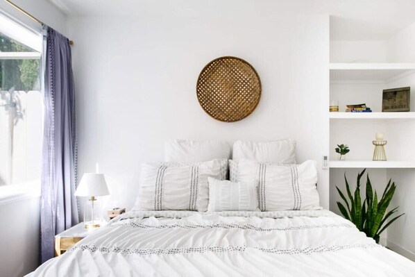 1 dormitorio, escritorio, tabla de planchar con plancha y cuna de viaje