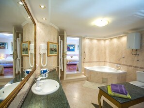 Casa | Baño | Tina y secadora de cabello