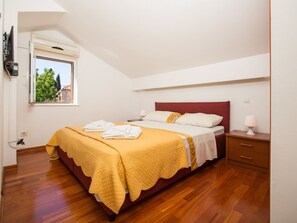 House | 5 bedrooms, iron/ironing board, bed sheets - 5 Bedroom Holiday Home With Balcony (Dubrovnik)