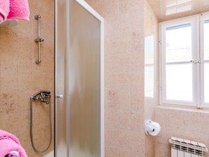 Apartment | Badezimmer | Dusche, Haartrockner