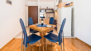 Eine kleine Küche mit Mikrowelle, Backofen und Kühlschrank.