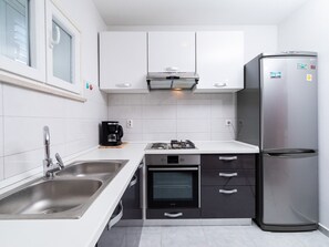 Private kitchen - Olive's Garden House - Three Bedroom Holiday Home With Terrace and Sea View (Vela Luka)