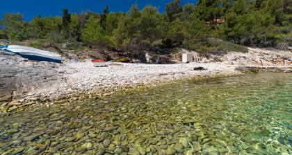 Olive's Garden House - Three Bedroom Holiday Home With Terrace and Sea View