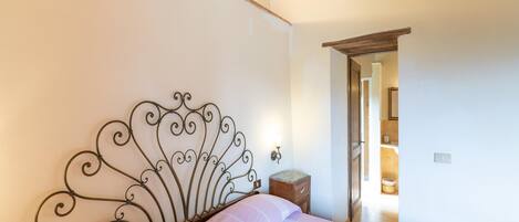 House | 2 bedrooms, individually furnished, bed sheets