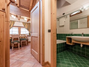 Bathroom - Belvilla by Oyo Maso Margherita Bilo (Commezzadura)