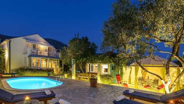 A poolside area with lounge chairs and a swimming pool. - Villa Piano - Four Bedroom Villa With Terrace and Swimming Pool (Zupa dubrovacka)