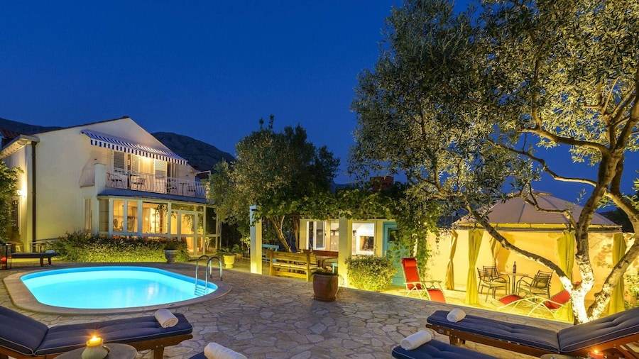 Villa Piano - Four Bedroom Villa With Terrace and Swimming Pool