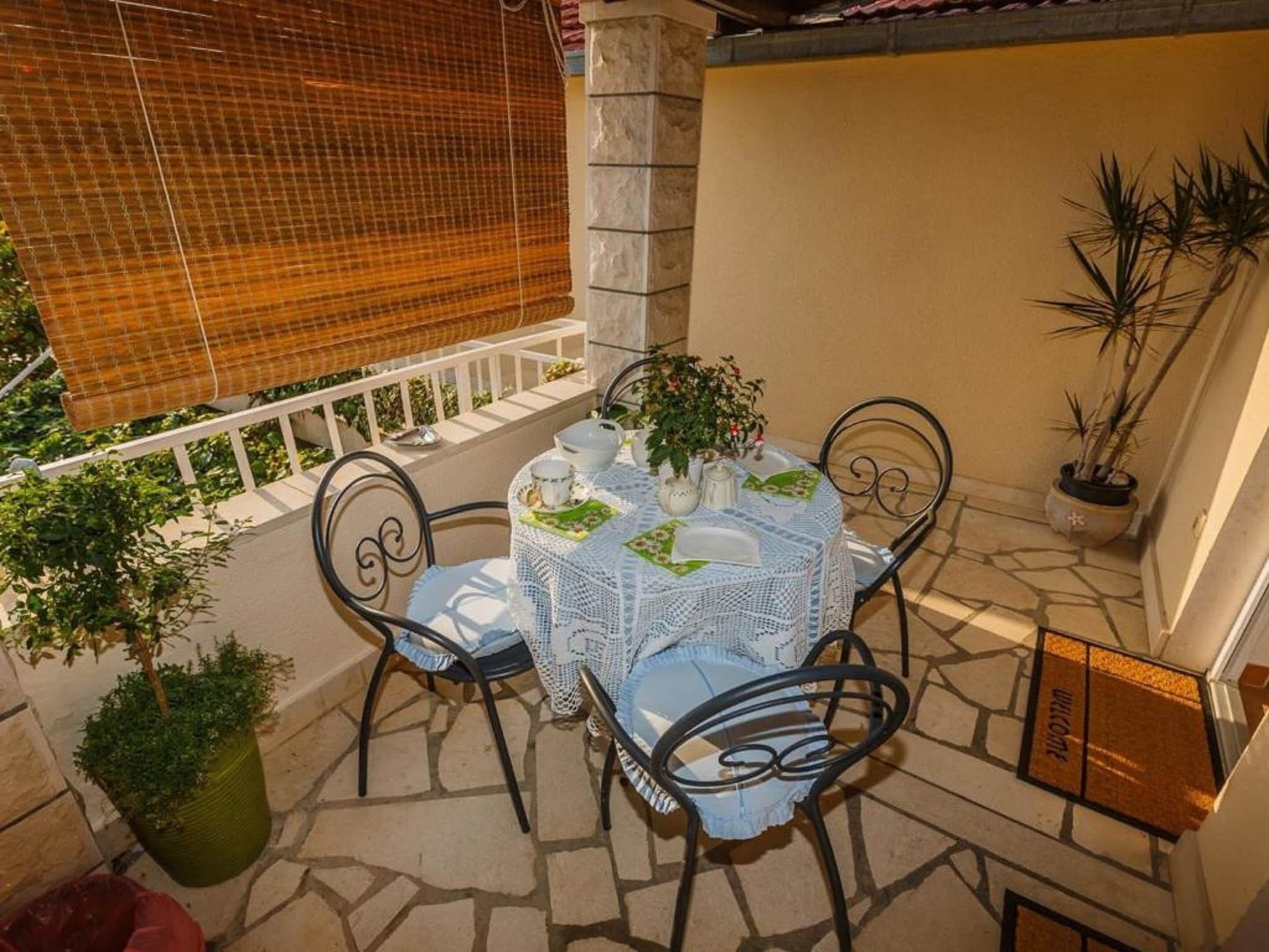 Apartment | Outdoor dining