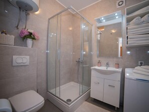 Apartment | Badezimmer | Badewanne, Haartrockner