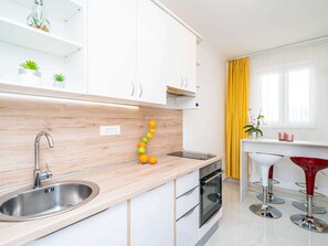 Appartement | Cuisine privée | Réfrigérateur, micro-ondes, four, plaque de cuisson