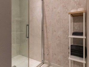 Apartment | Badezimmer | Dusche, Haartrockner