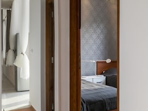 Une chambre à coucher avec un lit, une table de chevet et une tête de lit.