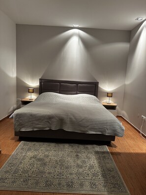 Apartment | 2 bedrooms, iron/ironing board, bed sheets