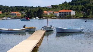 Ein ruhiger Hafen mit mehreren Booten, die an einer hölzernen Pier liegen.