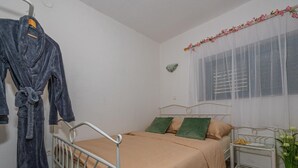 3 quartos, ferros/tábuas de passar roupa, individualmente mobiliados