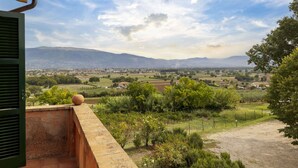 A balcony with a view of a rural landscape, including fields, trees, and distant mountains. - Classic Villa for Family With Pets (Bevagna)