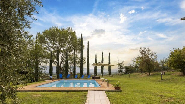 A swimming pool with a tiled deck, surrounded by grass and trees. - Classic Villa for Family With Pets (Bevagna)