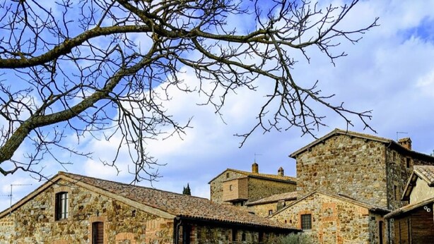 A stone building with a rustic architectural style, featuring multiple rooms and a courtyard. - Belvilla by OYO Mansion in Orvieto (Orvieto)