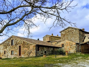 A stone building with a rustic architectural style, featuring multiple rooms and a courtyard. - Belvilla by OYO Mansion in Orvieto (Orvieto)