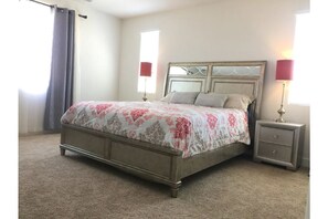 4 quartos, escrivaninha, Wi-Fi, roupa de cama