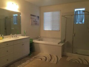 Dusche, Whirlpool, Haartrockner, Bidet