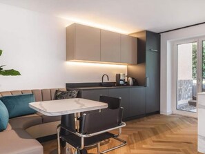 Apartment | Eigene Küche | Herdplatte, Geschirrspüler, Wasserkocher mit Kaffee-/Teezubehör