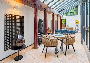 Coin salon dans le hall