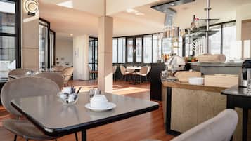 Se ofrece un desayuno bufé (19 EUR por persona)