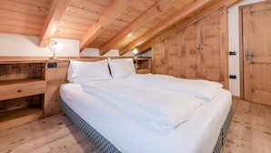 A wooden bedroom with a bunk bed, a desk, and a wardrobe. - Belvilla by OYO Maso Margherita Quadrilocale (Commezzadura)