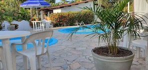 2 室外游泳池，日光浴躺椅