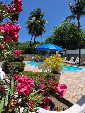 2 udendørs pools, liggestole