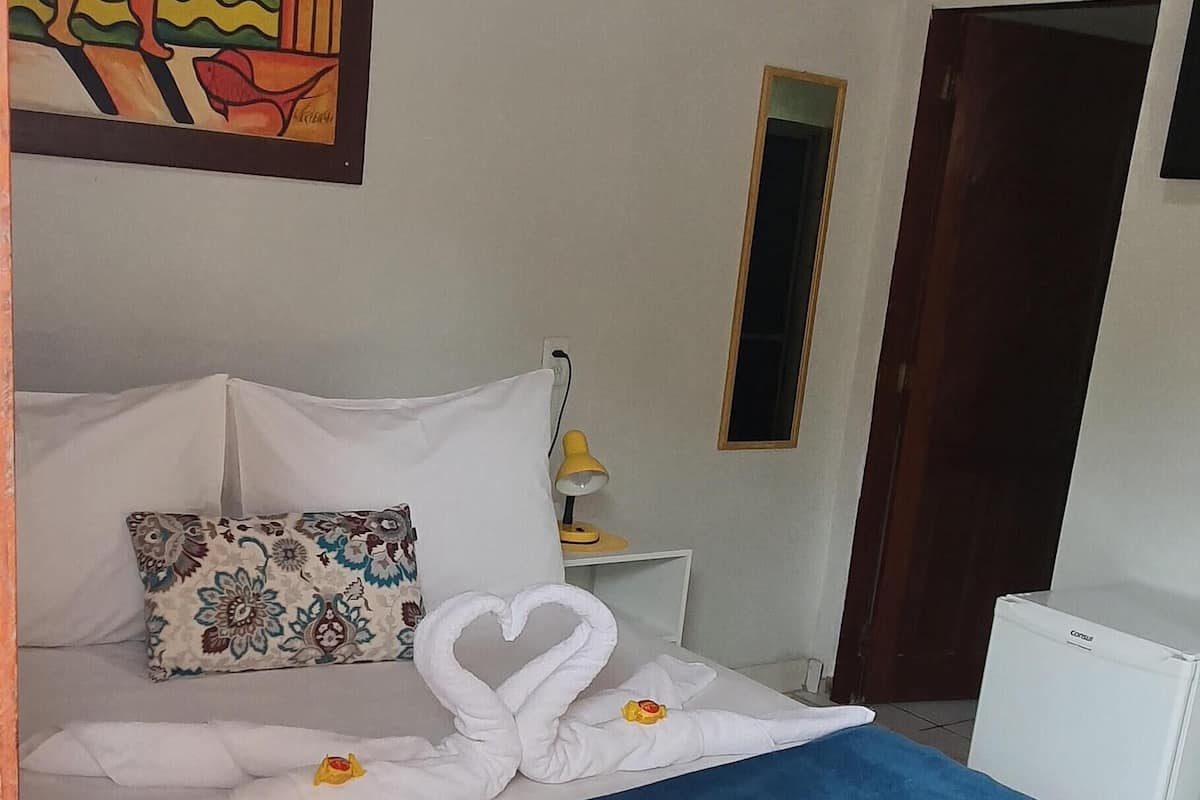 Ropa de cama hipoalergénica y tabla de planchar con plancha
