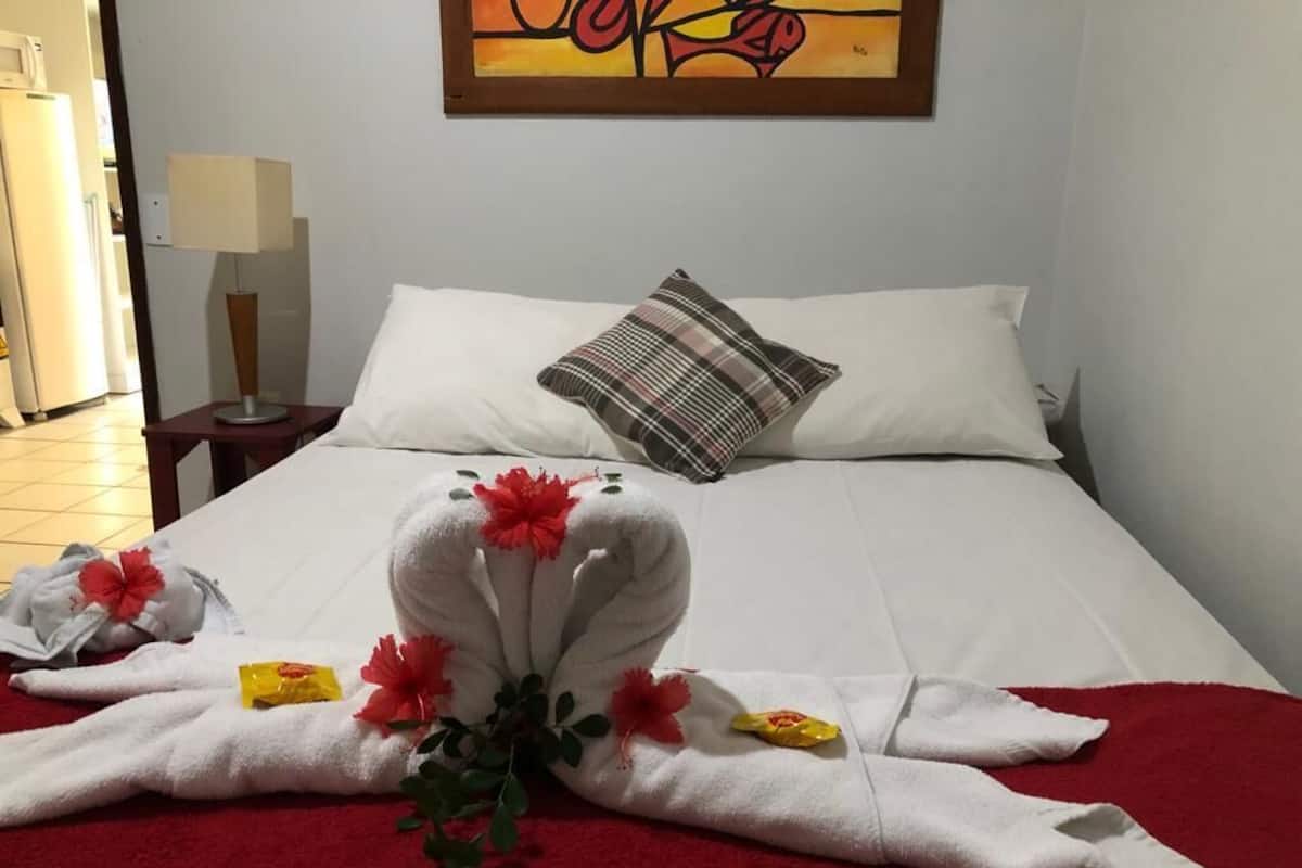 Ropa de cama hipoalergénica y tabla de planchar con plancha