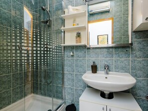 Departamento | Baño | Regadera y secadora de cabello 