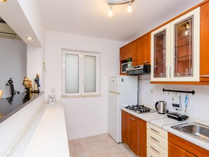 Appartement | Cuisine privée | Réfrigérateur, four à micro-ondes, surface de cuisson, cafetière-théière