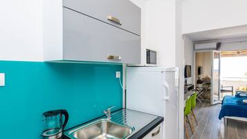 Apartamento | Cozinha privada | Geladeira, micro-ondas, cooktop, chaleira elétrica