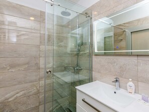Apartment | Bathroom | Shower, hair dryer - Apartment Petra 14 - Studio Apartment With Balcony and Sea View (Dubrovnik)