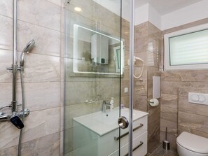 Appartement | Badkamer | Een douche, een haardroger