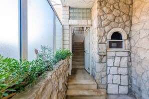 Exterior detail - Apartment Begovica - Two Bedroom Apartment With Terrace and Sea View (Dubrovnik)