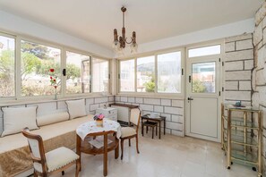 Dining - Apartment Begovica - Two Bedroom Apartment With Terrace and Sea View (Dubrovnik)