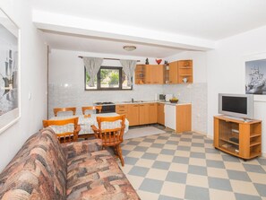 Appartement | Cuisine privée | Réfrigérateur, four à micro-ondes, un four, surface de cuisson