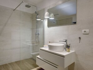 Villa | Bathroom | Shower, hair dryer - Apartment in Croatia Near Stunning Beaches (Marcana)