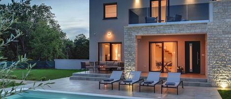 Villa | Zwembad | Een binnenzwembad en een buitenzwembad