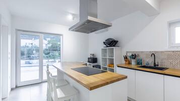 House | Private kitchen | Dishwasher, cookware/dishes/utensils