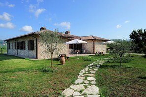 House | Exterior - Farmhouse Passignano Near Lake Trasimeno (Passignano sul Trasimeno)