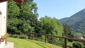 A wooden balcony with a view of a lush green landscape and a mountain in the background. - Holiday Home in Cison With Mountain Views (Cison di Valmarino)