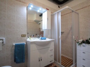 Bathroom - Holiday Home in Cison With Mountain Views (Cison di Valmarino)