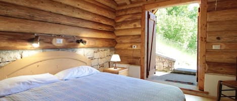 2 chambres, ameublement personnalisé, fer et planche à repasser