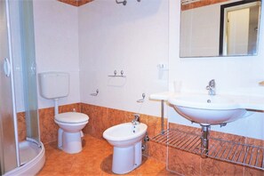 Apartment | Bathroom - Ground Floor Apartment in Caorle for 6 (Caorle)