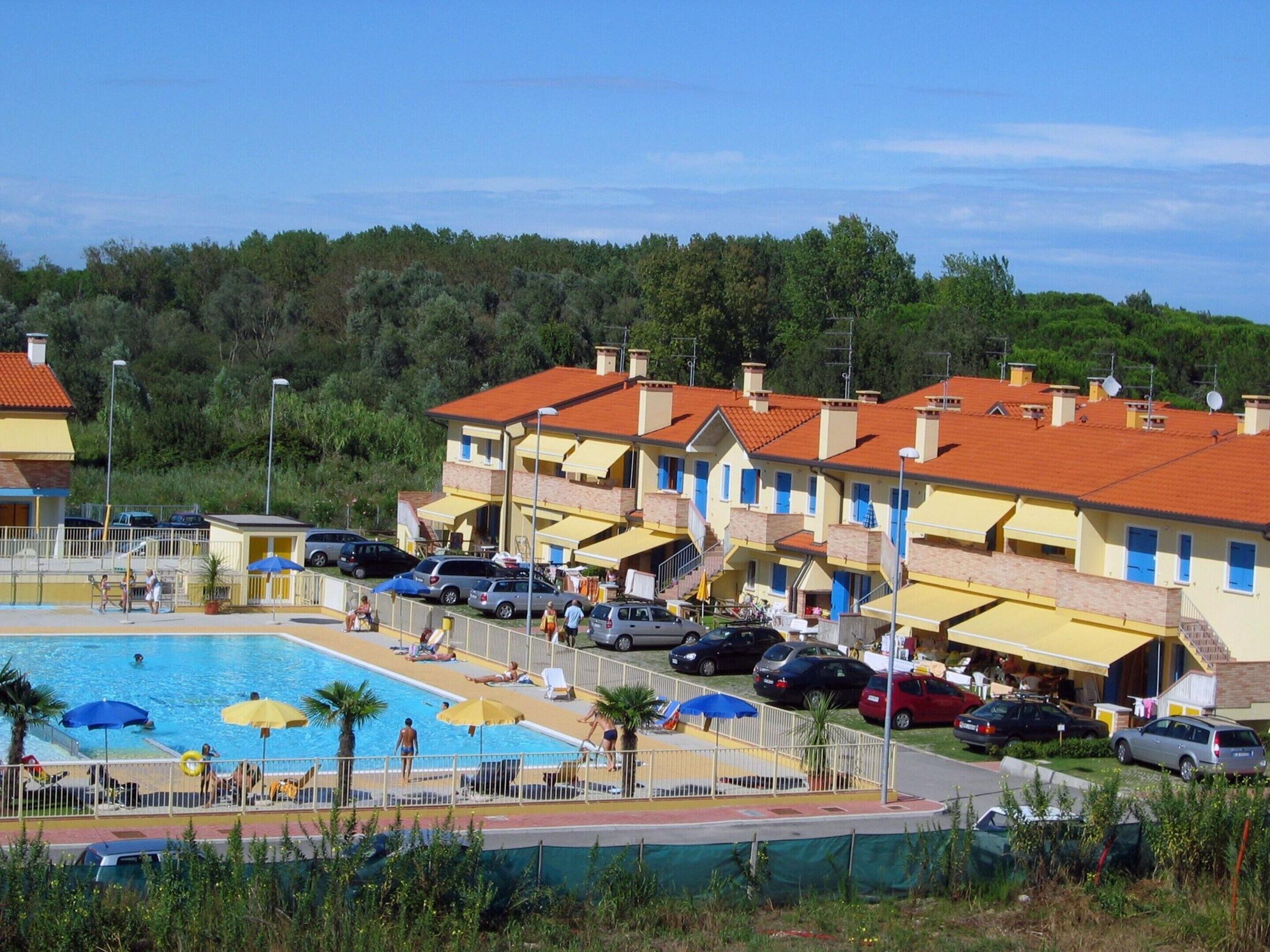 Un hôtel doté d’une piscine, de plusieurs balcons et d’un parking.